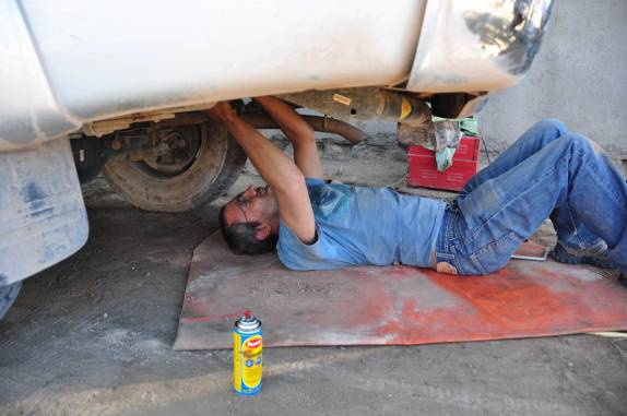 Tentando de todos os jeitos tirar a trava do estepe, entre as cidades de Amaicha e Santa Maria, na Argentina